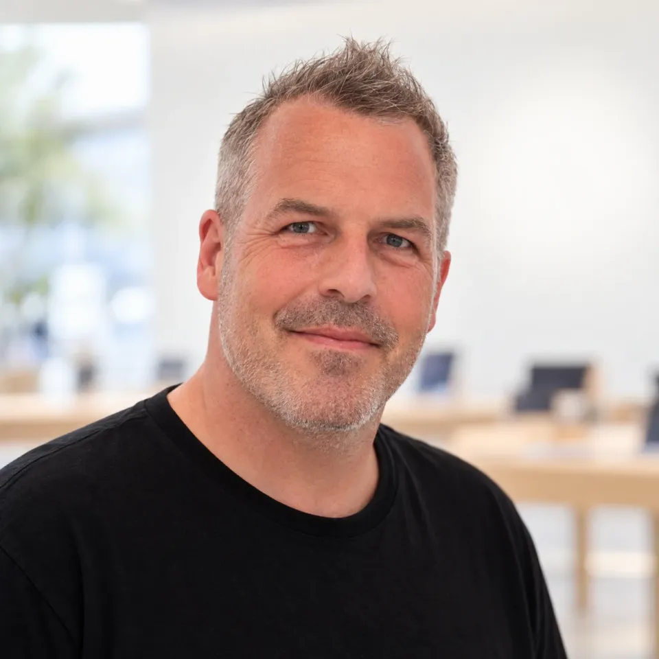 Mike Joerihsen, Webdesigner und Gründer von mjoe dsgn, im schwarzen T-Shirt vor hellem Hintergrund